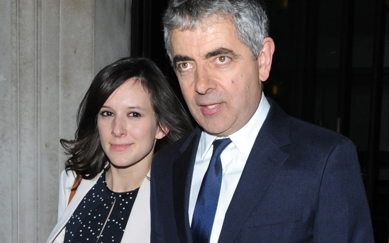 Rowan Atkinson z młodszą ukochaną tworzą bardzo zgraną parę