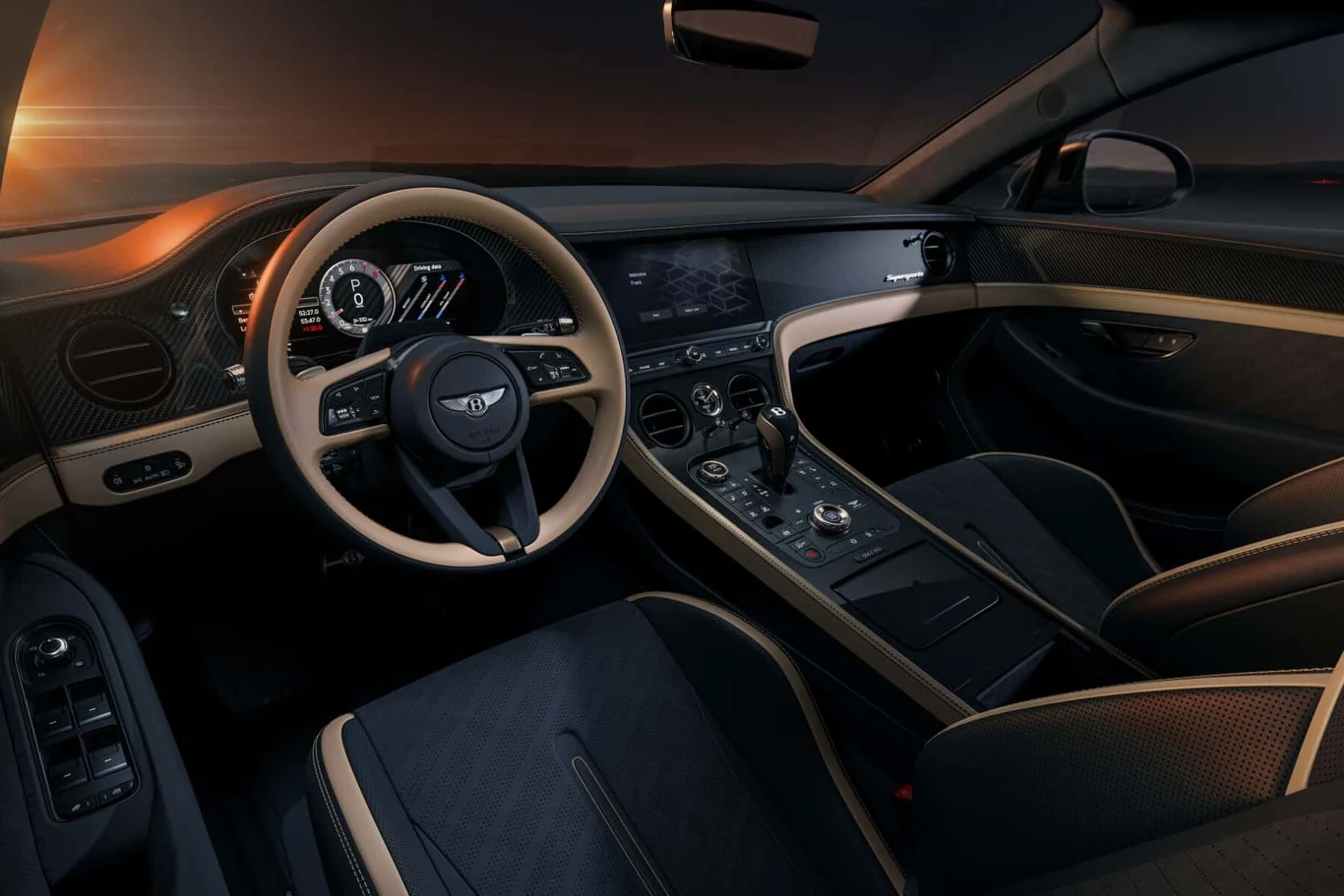 Wnętrze luksusowego samochodu z nowoczesną deską rozdzielczą, cyfrowymi wyświetlaczami i stylowym wykończeniem ze skóry i karbonu. Elegancka kierownica oraz starannie zaprojektowany panel sterowania podkreślają prestiż pojazdu.
