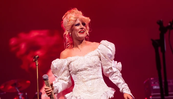 Amy Taylor stoi na czele grupy Amyl and the Sniffers