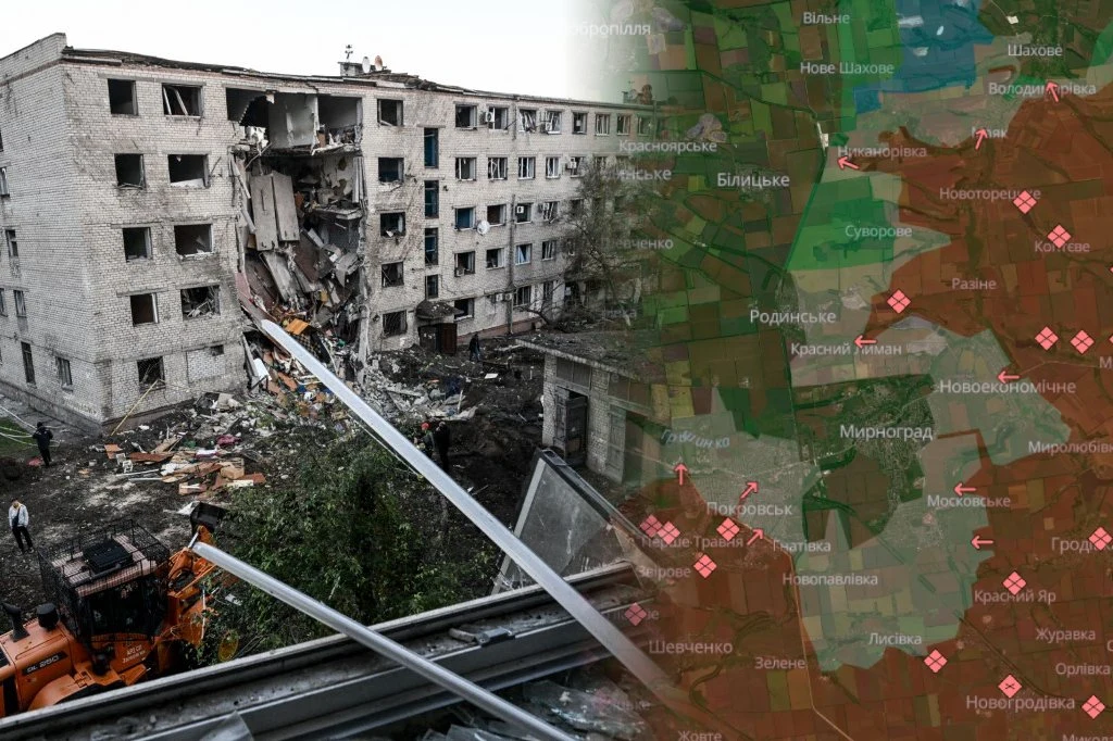 Zniszczony budynek mieszkalny z wyraźnymi śladami eksplozji i gruzem wokół, obok widoczna ciężarówka oraz kilka osób na terenie zniszczenia. Po prawej stronie częściowo widoczna mapa z zaznaczonymi punktami.