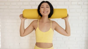 Prosty pilates przy ścianie wzmacnia i rzeźbi wszystkie mięśnie. Szybkie efekty