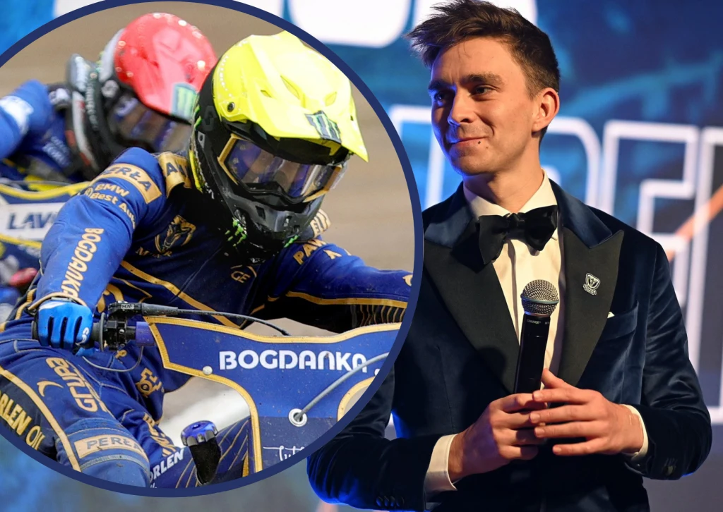 Zawodnik żużlowy podczas wyścigu w niebiesko-żółtym kombinezonie z żółtym kaskiem, w tle inny motocyklista z czerwonym kaskiem. Po prawej stronie mężczyzna w smokingu z mikrofonem w dłoni, w eleganckiej, oświetlonej scenerii.