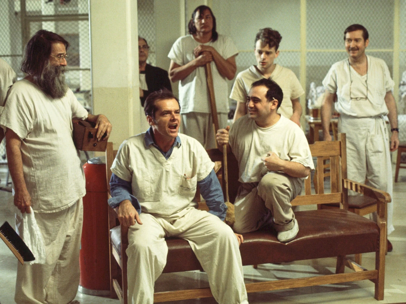 Kadr z filmu "Lot nad kukułczym gniazdem"