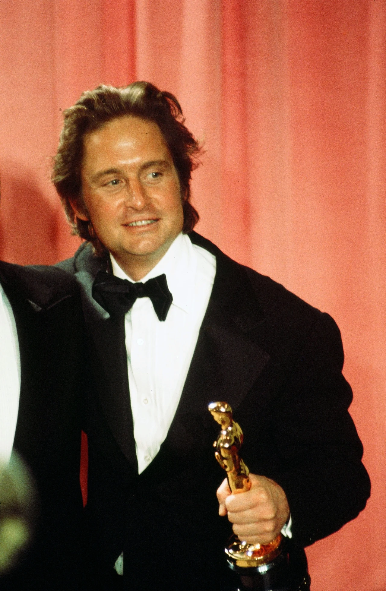 Michael Douglas z Oscarem za produkcję "Lotu nad kukułczym gniazdem"