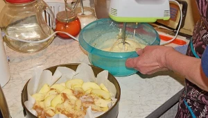 Szarlotka z dodatkiem cukru kokosowego nabierze karmelowych nut