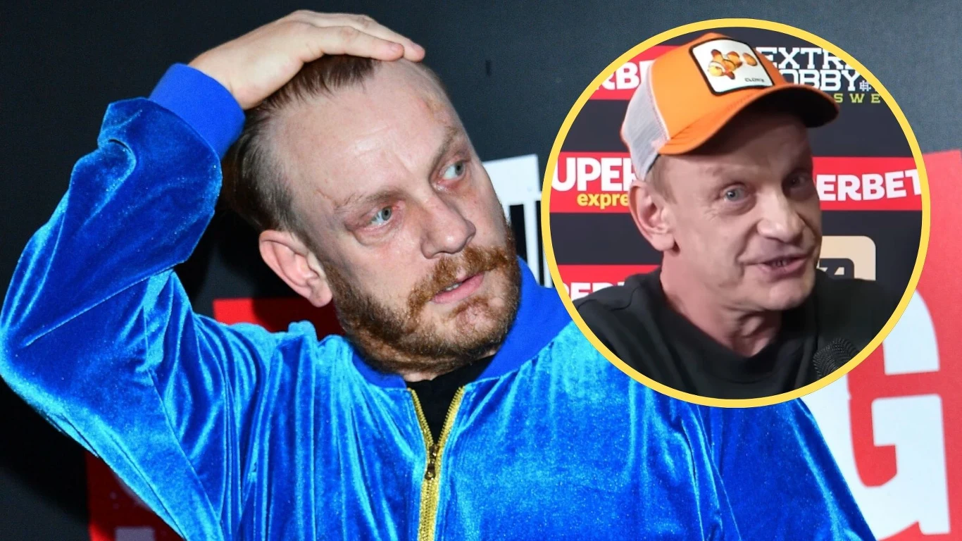 Bartosz Żukowski Mężczyzna w niebieskim welurowym dresie z zadrapaniami na twarzy trzyma rękę na głowie, w okrągłej wstawce mężczyzna w pomarańczowej czapce z daszkiem udzielający wywiadu na tle ściany z reklamami.