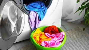 Pranie przestanie pachnieć stęchlizną. Pożegnasz się z płynem do płukania