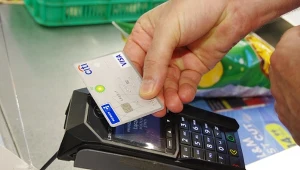 Co zrobić ze zniszczoną kartą płatniczą? Nie popełniaj tego błędu