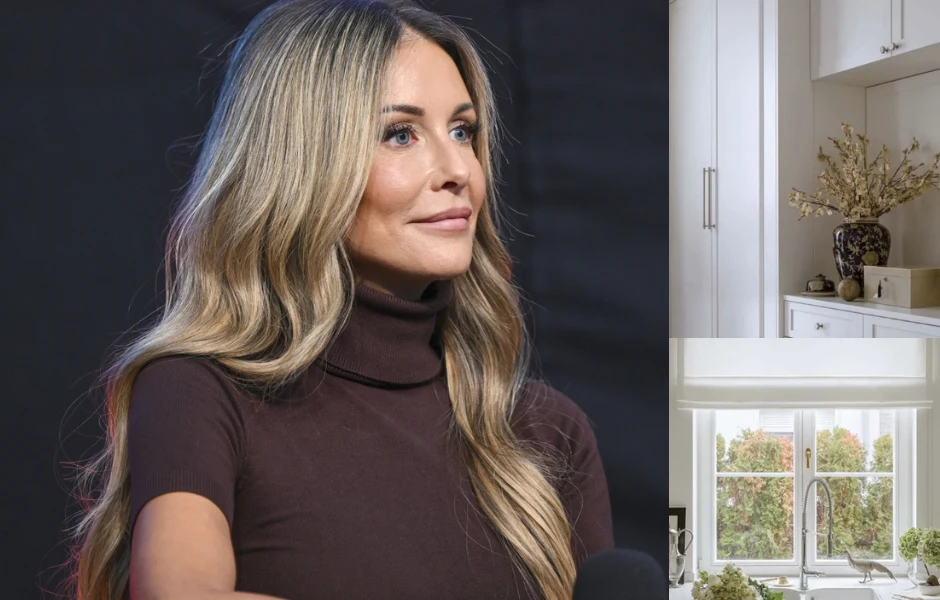 Kobieta o długich blond włosach i w brązowym golfie znajduje się na ciemnym tle, po prawej stronie widoczne są fragmenty jasnej kuchni i okna, przez które widać drzewa.