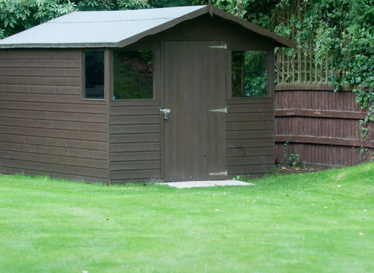 Obiekty bez okien powinny być oddalone od granicy działki o minimum 3 metry, a te z oknami w ścianie zwróconej ku sąsiadowi – o 4 metry.