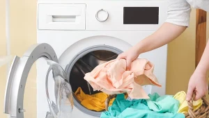Dlaczego pranie brzydko pachnie, pomimo użycia płynu do płukania?