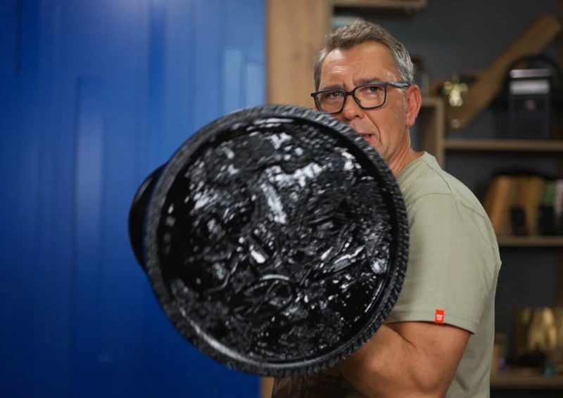 Darek Stolarz pokazuje, jak zrobić prostą, ale modną tacę do salonu lub sypialni.