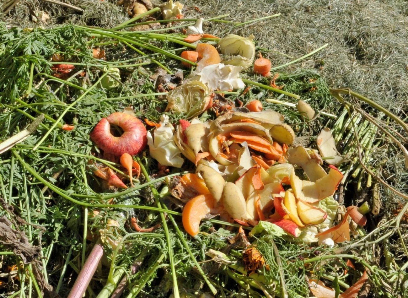 Przykrywanie pryzmy kompostowej pomaga w utrzymaniu odpowiedniego poziomu wilgoci.