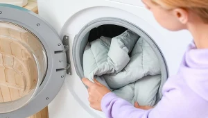 W trakcie prania wypełnienie kurtki puchowej ma tendencję do zbijania się w grudki. Jak temu zapobiec?
