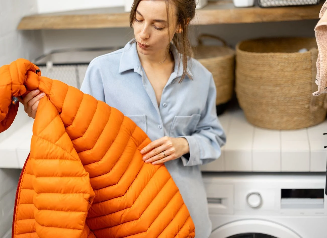 Zamiast prać w pełnym cyklu, kurtkę puchową można odświeżyć.