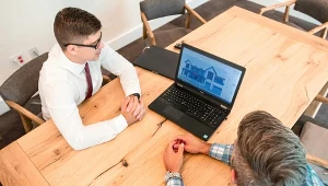 Doradztwo budowlane porządkuje m. in. koszty i harmonogram, aby duża inwestycja była terminowa oraz zgodna z normami