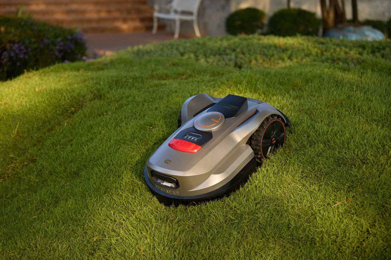 Jest to kosiarka, która dba zarówno o siebie, jak i o Twój trawnik