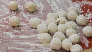 Obiad za mniej niż 10 zł? Oto chlebowe kluski z karmelizowaną cebulką