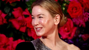 Bridget Jones ma swój pomnik w Londynie! Renée Zellweger na uroczystym odsłonięciu zachwyciła promiennym wyglądem