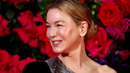 Bridget Jones ma swój pomnik w Londynie! Renée Zellweger na uroczystym odsłonięciu zachwyciła promiennym wyglądem 