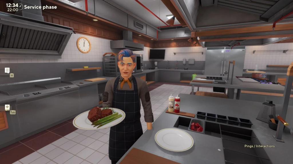 Kucharz w fartuchu, stojący w nowoczesnej kuchni restauracyjnej, trzyma na talerzu wykwintnie podane danie z kawałkiem mięsa i szparagami. W tle widoczne są profesjonalne urządzenia kuchenne i produkty spożywcze.