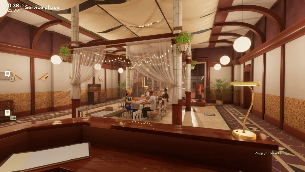 Stylowa restauracja z dekoracyjnym oświetleniem, zasłonami i luksusowym wykończeniem. Przy stole siedzi kilka osób, rozmawiając i spożywając posiłek. W tle widoczne są rośliny doniczkowe i eleganckie meble.