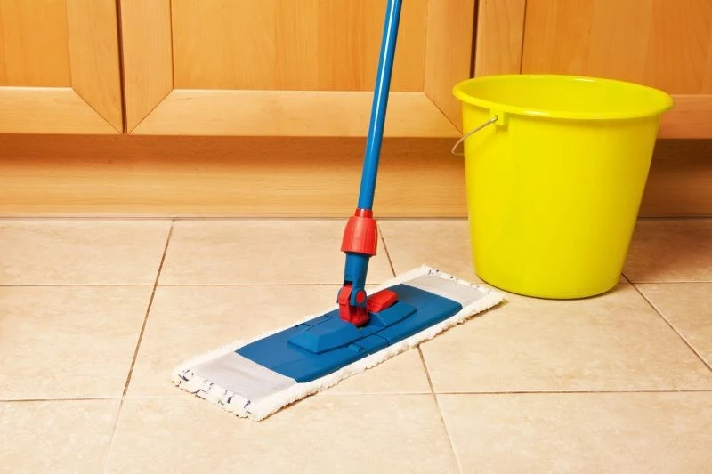 Im intensywniej użytkowana jest podłoga, tym częściej trzeba ją myć