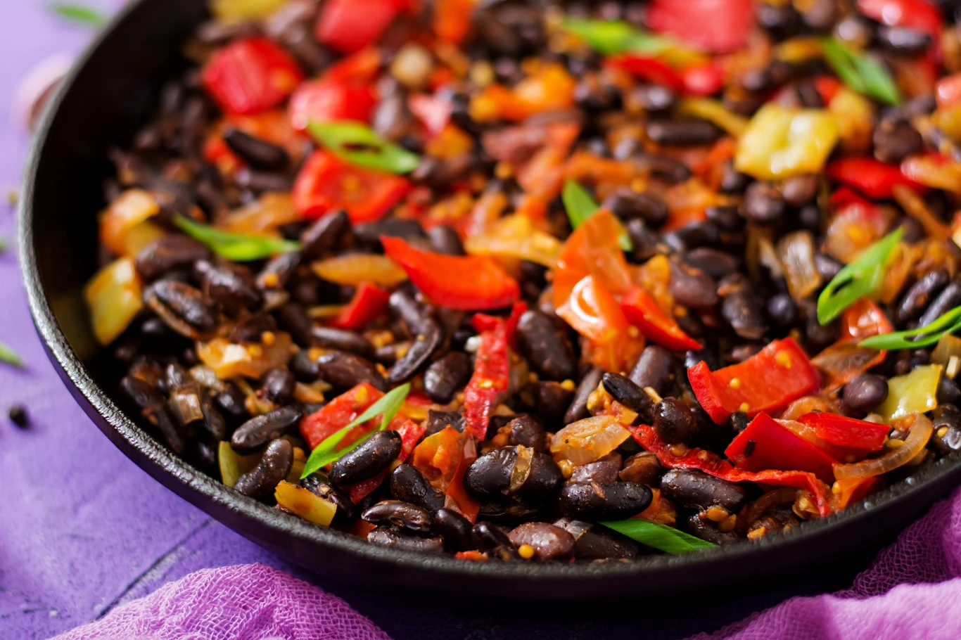 Czarna fasola sprawdza się jako składnik dań jednogarnkowych 