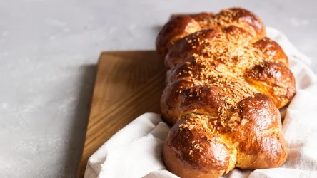 Chałkę można zrobić z nadzieniem budyniowym. 