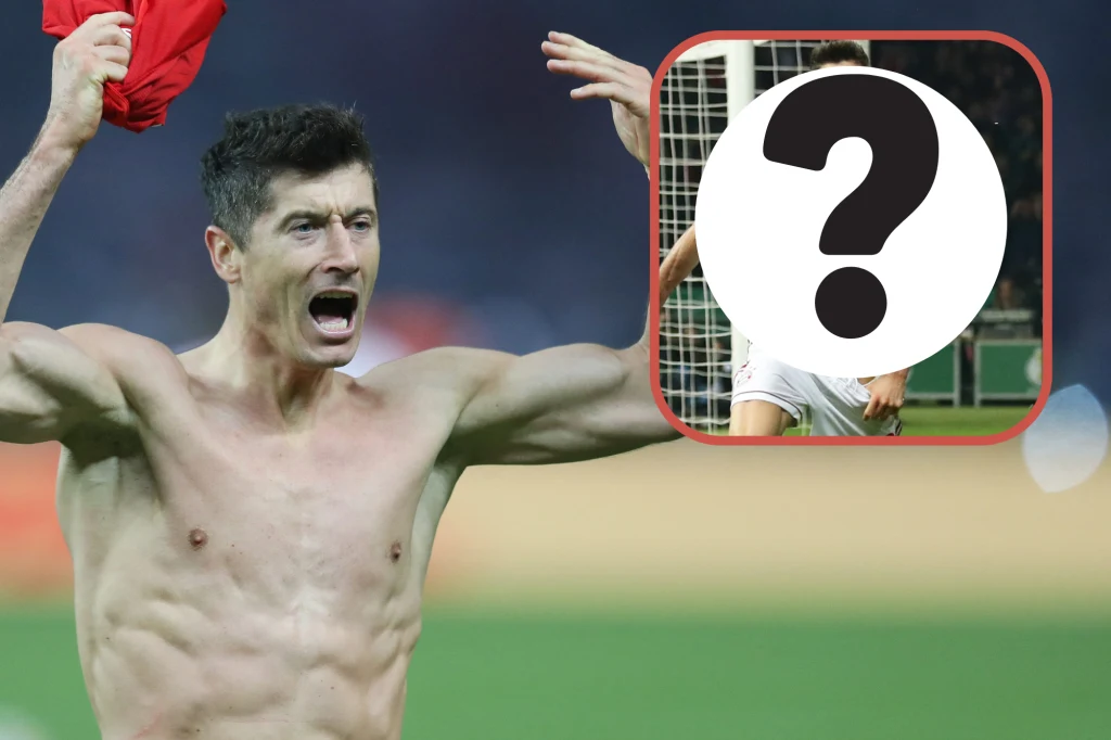 Robert Lewandowski celebrujący gola dla Bayernu Monachium Szczęśliwy sportowiec bez koszulki z podniesioną ręką i okrzykiem triumfu na twarzy, tło stanowią trybuny stadionu oraz fragment bramki; w prawym górnym rogu umieszczona grafika z dużym znakiem zapytania.