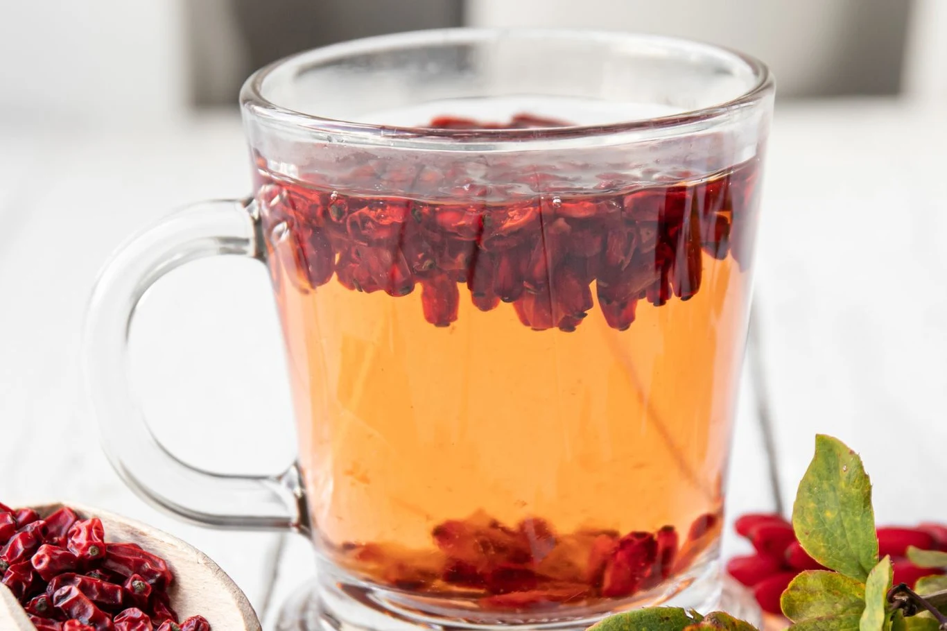 Suszony berberys można dorzucić do przestudzonej herbaty, aby oddał jej swoje prozdrowotne właściwości