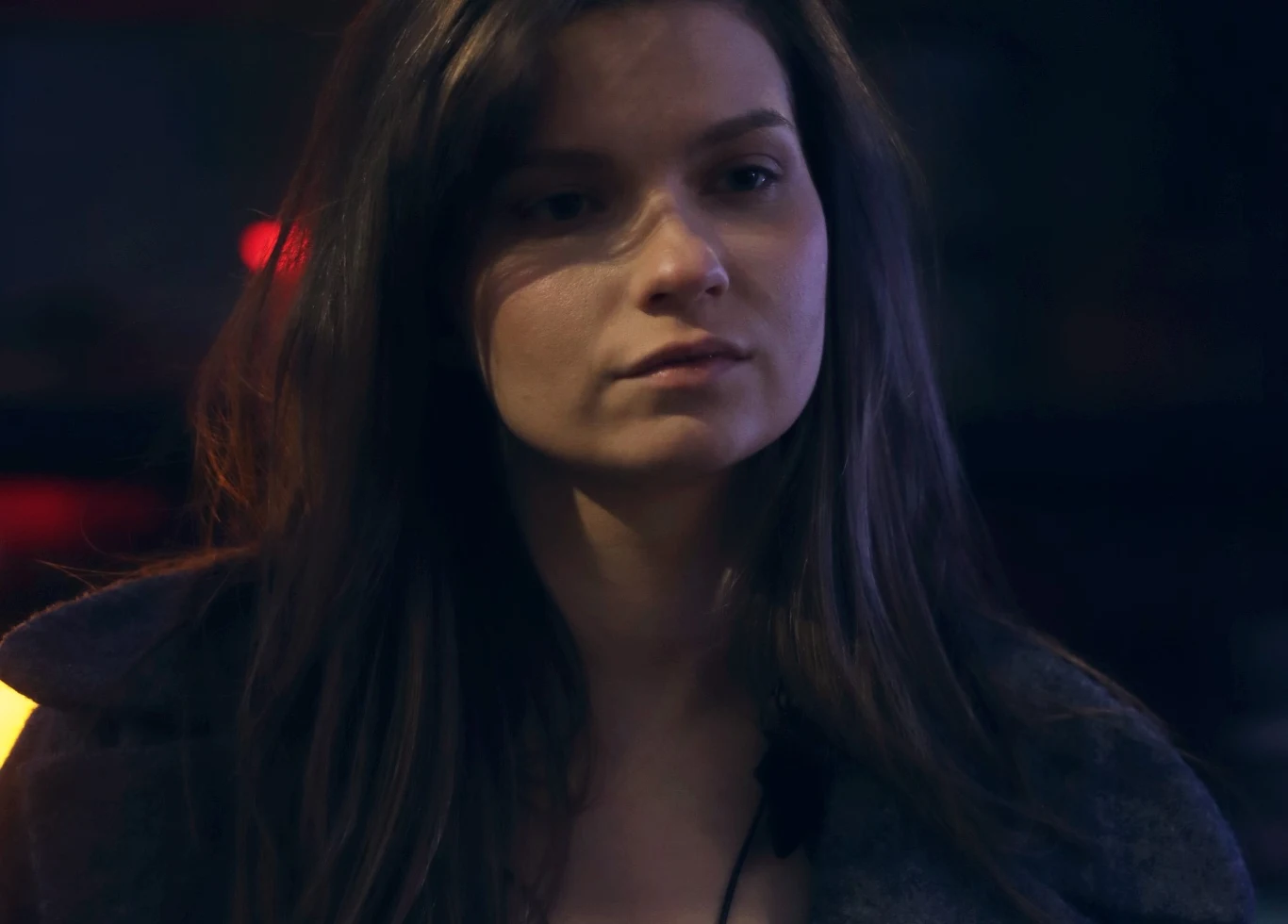 Karolina Charko wydała debiutancki album Młoda kobieta o długich, brązowych włosach w półmroku, na tle ciemnego wnętrza z delikatnym światłem z boku, o spokojnym i zamyślonym wyrazie twarzy.