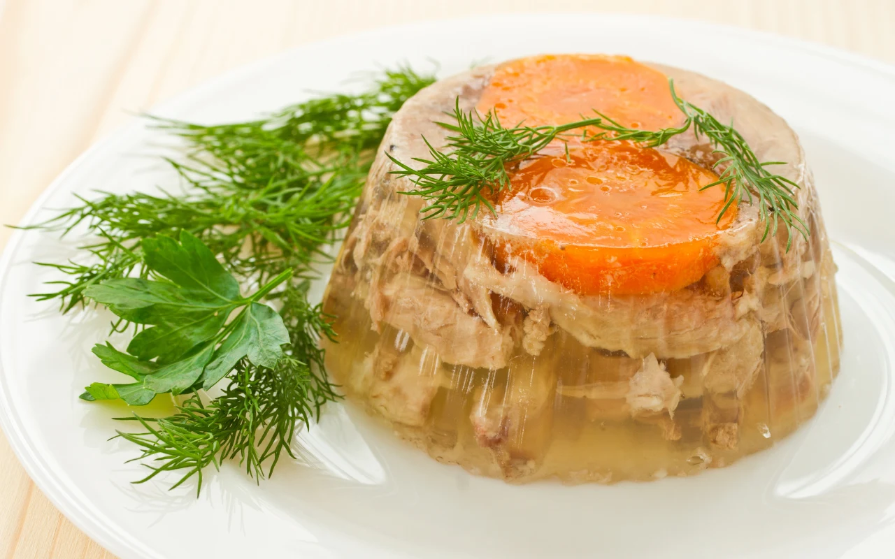 Galaretka mięsna z dodatkiem warzyw – klasyczna polska potrawa na zimno