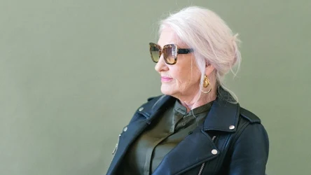 Niski kok wygląda elegancko i klasycznie przy siwych włosach