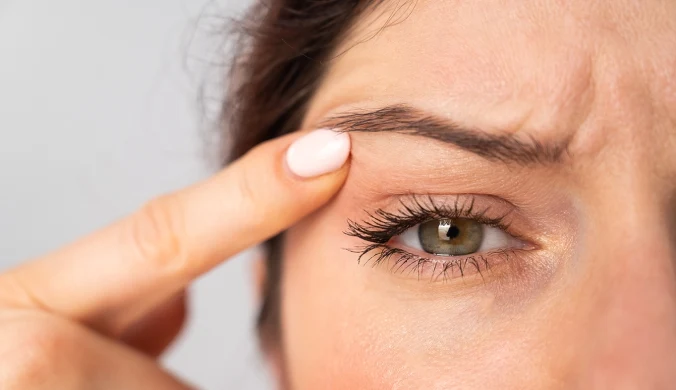 Wyobraź sobie, że przy każdym ruchu oka i mrugnięciu coś się drażni i kłuje. I trwa to miesiąc