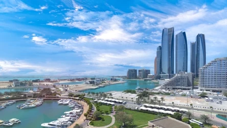 Zjednoczone Emiraty Arabskie to popularny cel podróży. Oprócz Dubaju jest tam wiele miejsc godnych odwiedzenia. Warto polecieć na przykład do Abu Zabi. 