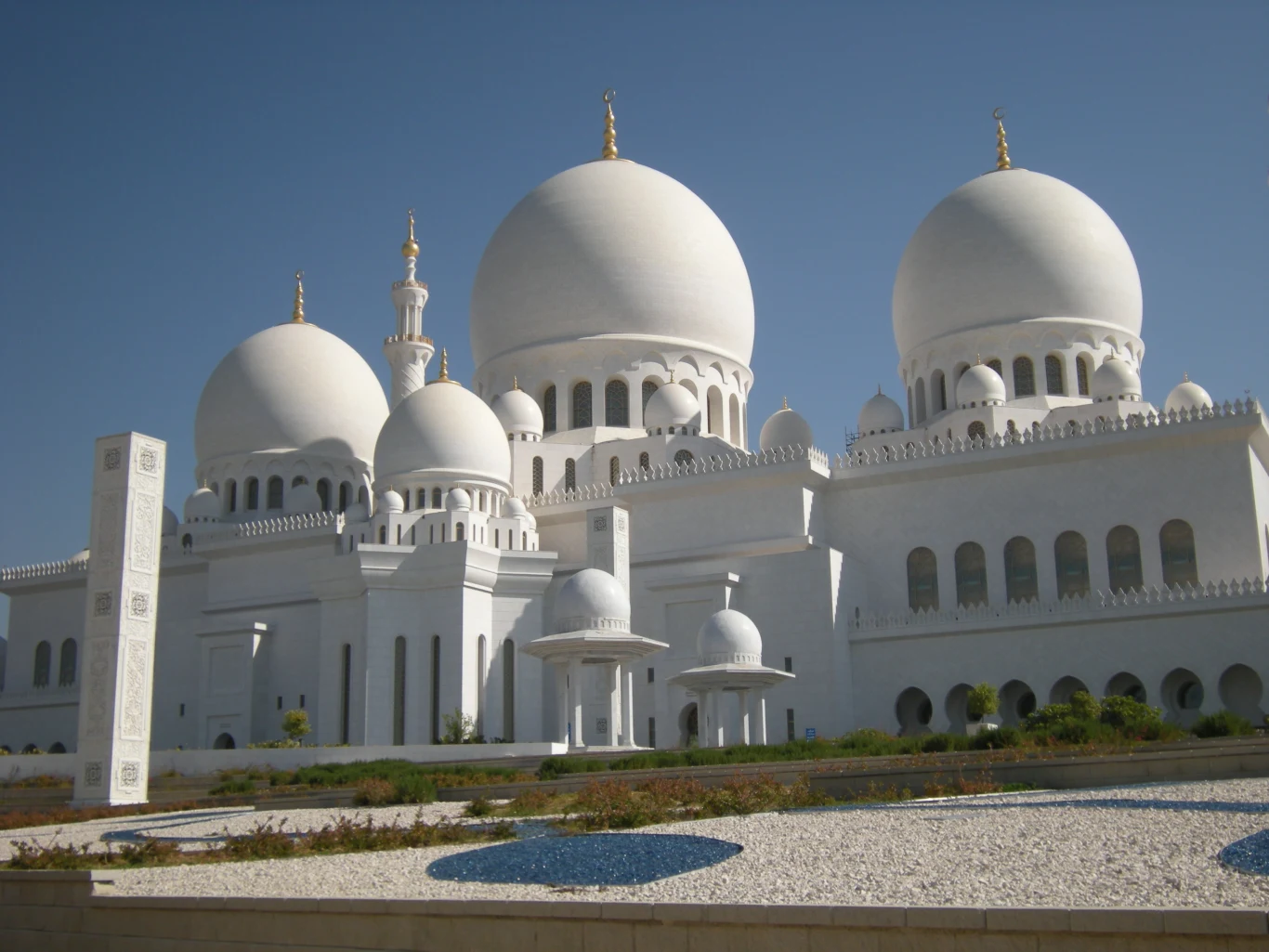 Wielki Meczet Szejka Zajida to jeden z największych meczetów na świecie. Znajduje się w Abu Zabi.