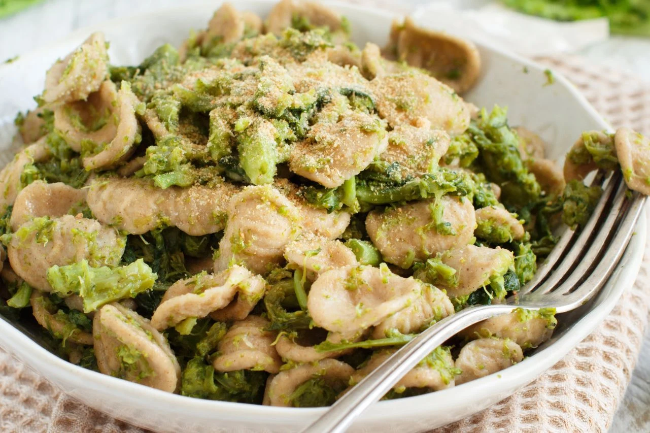 Makaron z Bari to słynne, niewielkie orecchiette. Warto je kupić od tzw. orrechietterek - Włoszek wyrabiających je na ulicy Makaron z Bari to słynne, niewielkie orecchiette. Warto je kupić od tzw. orrechietterek - Włoszek wyrabiających je na ulicy