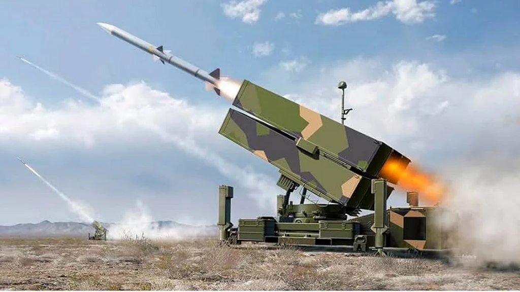 Fabryka półprzewodników TSMC zagrożona. USA wysyłają systemy obrony NASAMS Wyrzutnia rakietowa w kamuflażu wojskowym wystrzeliwuje pocisk rakietowy na tle pustynnego krajobrazu. W tle widać inne rakiety w locie oraz szeroką, otwartą przestrzeń, która podkreśla militarny charakter sceny.