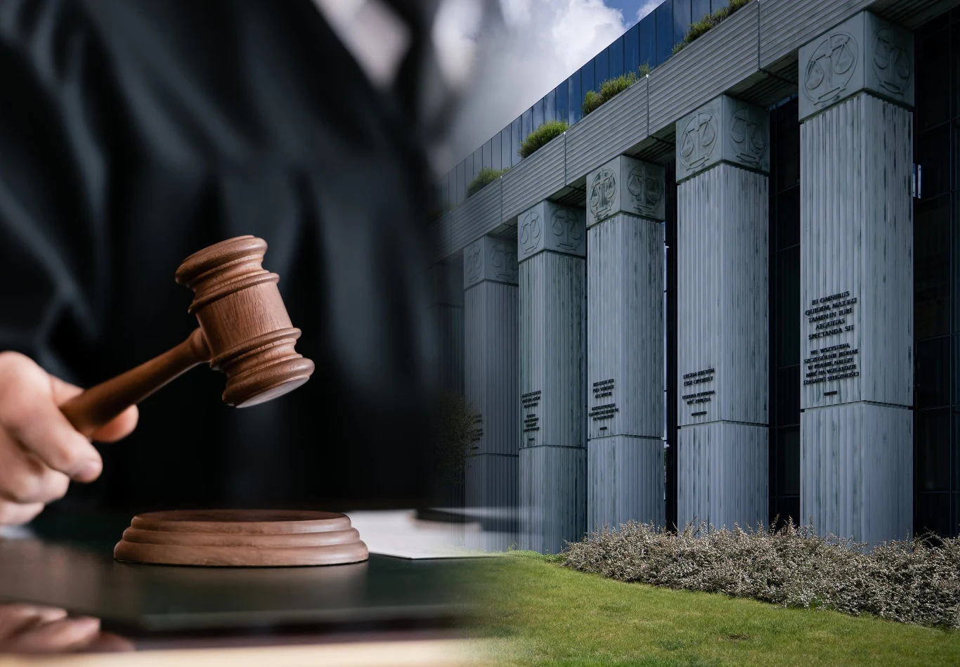 Sąd Najwyższy oddalił kasację obrońców trzech mężczyzn skazanych za zabójstwo 20-letniego dostawcy pizzy z Płocka Sędzia w todze uderzający młotkiem sędziowskim na tle nowoczesnego budynku sądu z charakterystycznymi kolumnami i inskrypcjami na fasadzie.