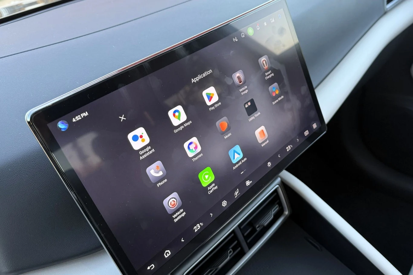 System multimediów BYD Atto 2 DM-i obsługuje usługi Google, w tym Mapy Google i Sklep Play. Duży ekran dotykowy zabudowany w desce rozdzielczej samochodu, na którym wyświetlone są różne aplikacje multimedialne i nawigacyjne, m.in. Google Maps, YouTube, Spotify, Gmail oraz inne popularne ikony aplikacji.