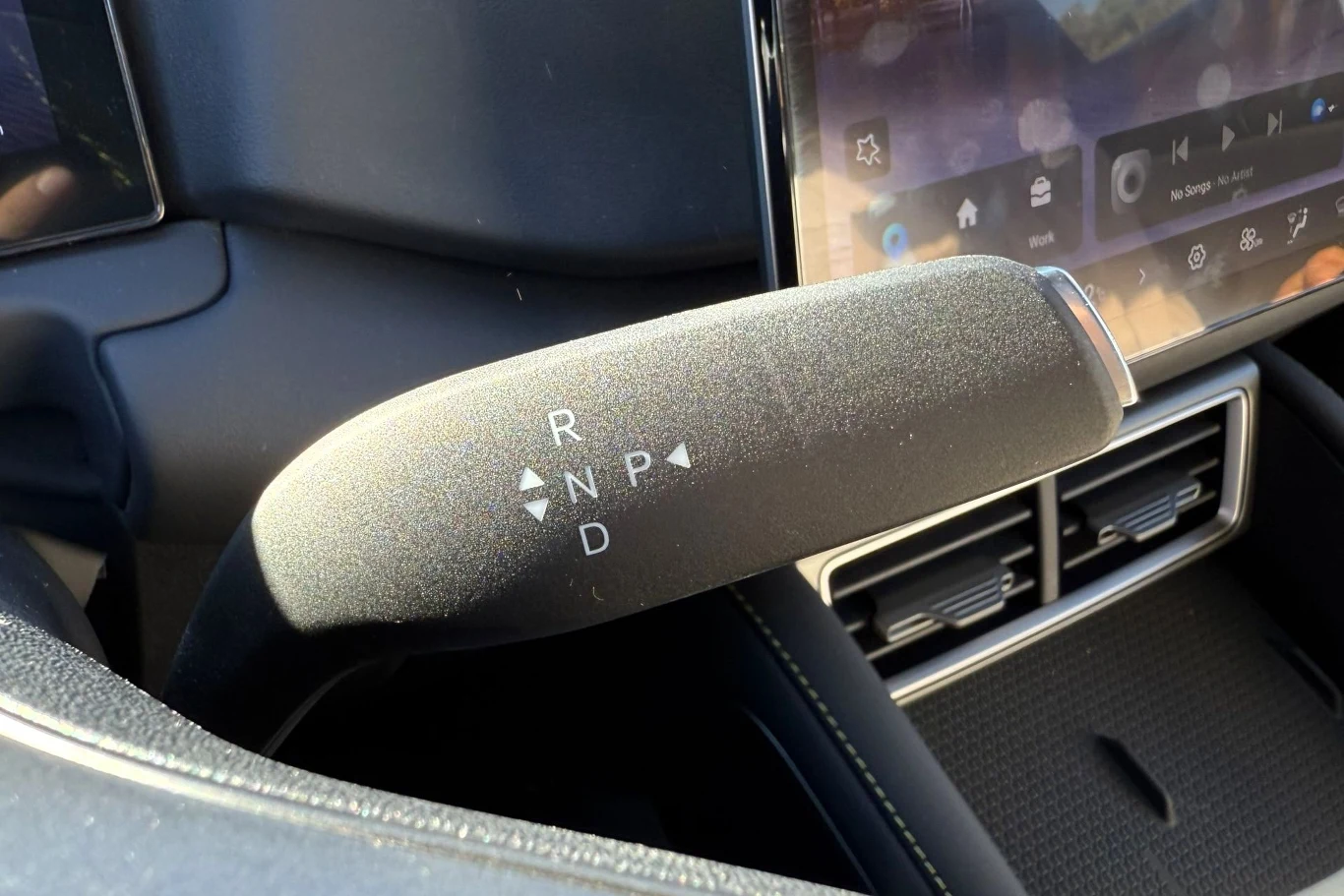 Podobnie jak w wariancie hybrydowym, dźwignia zmiany kierunków jazdy została przeniesiona na kolumnę kierownicy. Dźwignia zmiany biegów automatycznej skrzyni biegów z oznaczeniami R, N, P, D, zamontowana przy desce rozdzielczej obok nawiewów w nowoczesnym wnętrzu samochodu.