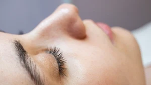 Wazelina zamiast tuszu? Sprawdziłam, czy ten urodowy trik naprawdę działa