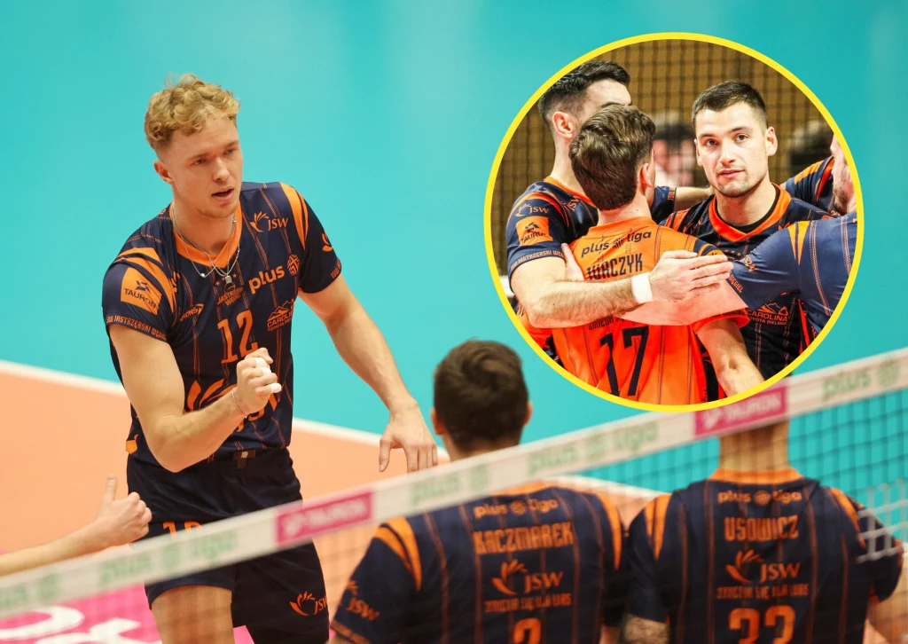 Siatkarze drużyny w ciemnoniebieskich strojach z pomarańczowymi akcentami świętują zdobyty punkt na boisku siatkarskim, na pierwszym planie jeden z zawodników wyraża radość gestem zaciśniętej pięści, w okrągłym powiększeniu widoczna jest grupa zawodnik...