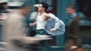 Timothée Chalamet w scenie z filmu "Wielki Marty"