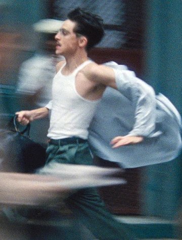 Timothée Chalamet w scenie z filmu "Wielki Marty"