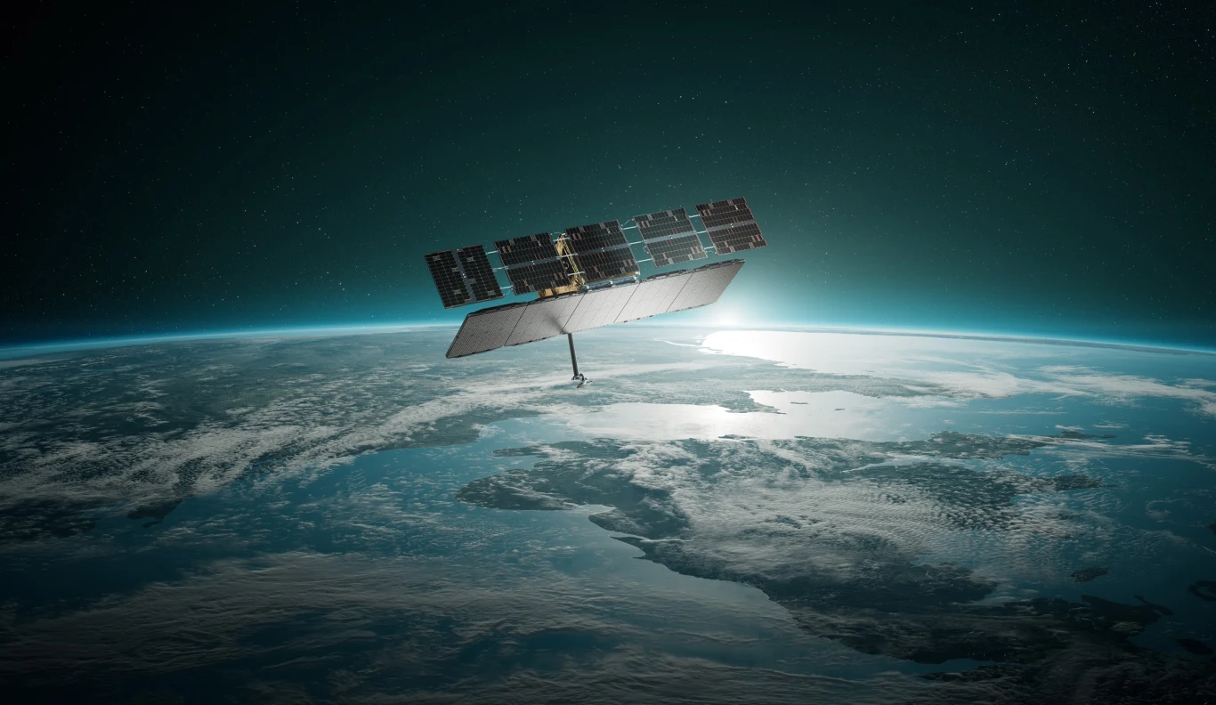 Nowa data startu polskich satelitów. To już czwarta zmiana terminu Satelita unoszący się nad powierzchnią Ziemi z widocznymi panelami słonecznymi, tło stanowi krzywizna planety oraz przestrzeń kosmiczna, światło słoneczne oświetla krawędź atmosfery.