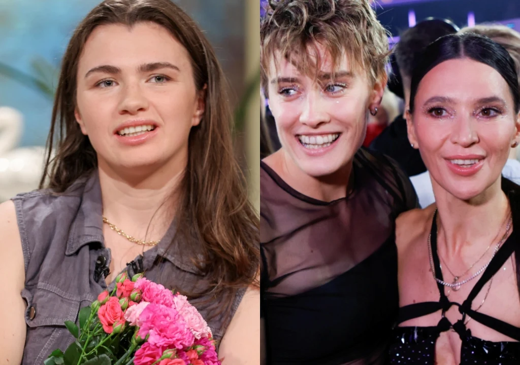 Po lewej stronie młoda kobieta z długimi brązowymi włosami, trzymająca bukiet różowych kwiatów, ubrana w bezrękawnik dżinsowy. Po prawej dwie uśmiechnięte kobiety podczas wydarzenia, jedna w czarnej bluzce o siateczkowych rękawach, druga w czarnej, bły...