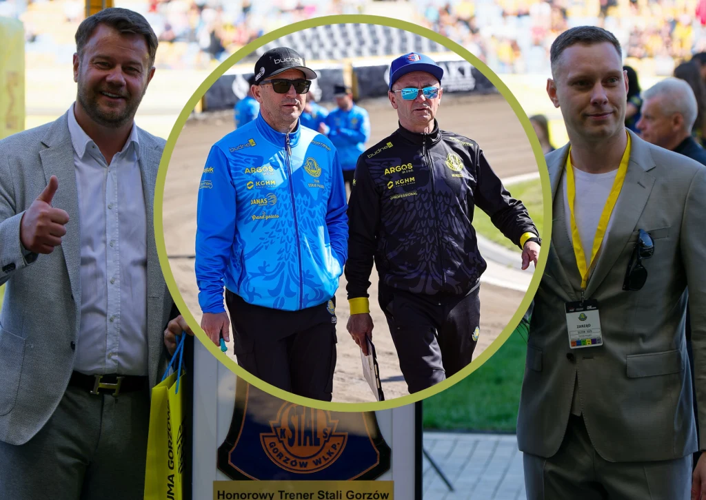 Dariusz Wróbel i Patryk Broszko oraz popierani przez nich trenerzy. Piotr Świst stracił parasol Broszki. Dwóch mężczyzn w jasnych garniturach stoi po bokach tablicy pamiątkowej, w tle na stadionie widoczni trenerzy ubrani w sportowe stroje, pośrodku graficzne wyróżnienie trenera Stali Gorzów.