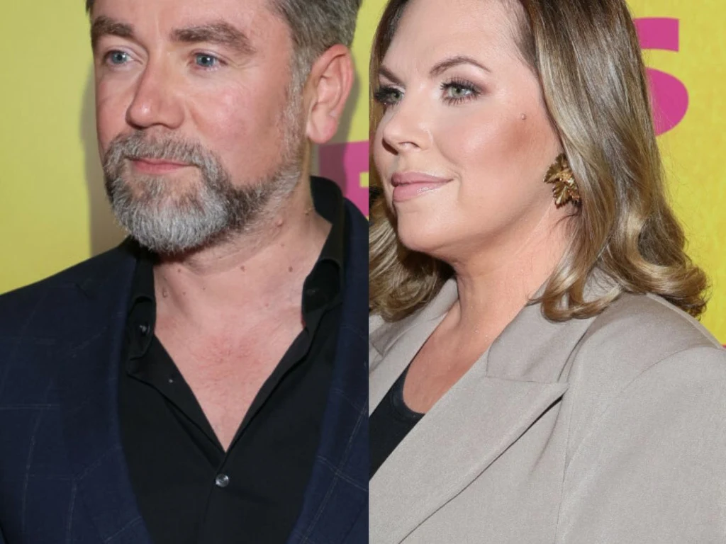 Portrety dorosłego mężczyzny i kobiety, ubrane elegancko, pozujące na tle żółtej ścianki z wyraźnymi fioletowymi napisami w tle.